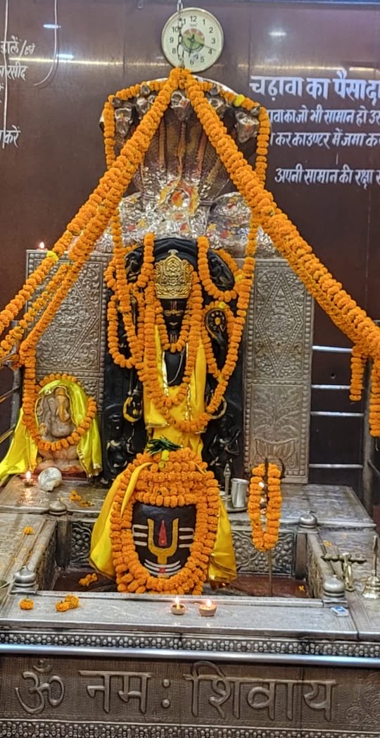 RanaYashwant1's tweet photo. एक ही विग्रह में हरि (विष्णु) और हर (महादेव) दोनों- यही है सोनपुर के हरिहर मंदिर का महात्म्य. स्थानीय लोगों का कहना है कि गंगा और गंडक के संगम पर स्थित इस मंदिर का भी कायाकल्प होना चाहिए. एक कॉरिडोर हरिहरनाथ मंदिर के लिए भी बनना चाहिए.
#Bihar #Electiontour #sonpur #hariharmandir https://t.co/1mhUlG1rnO
