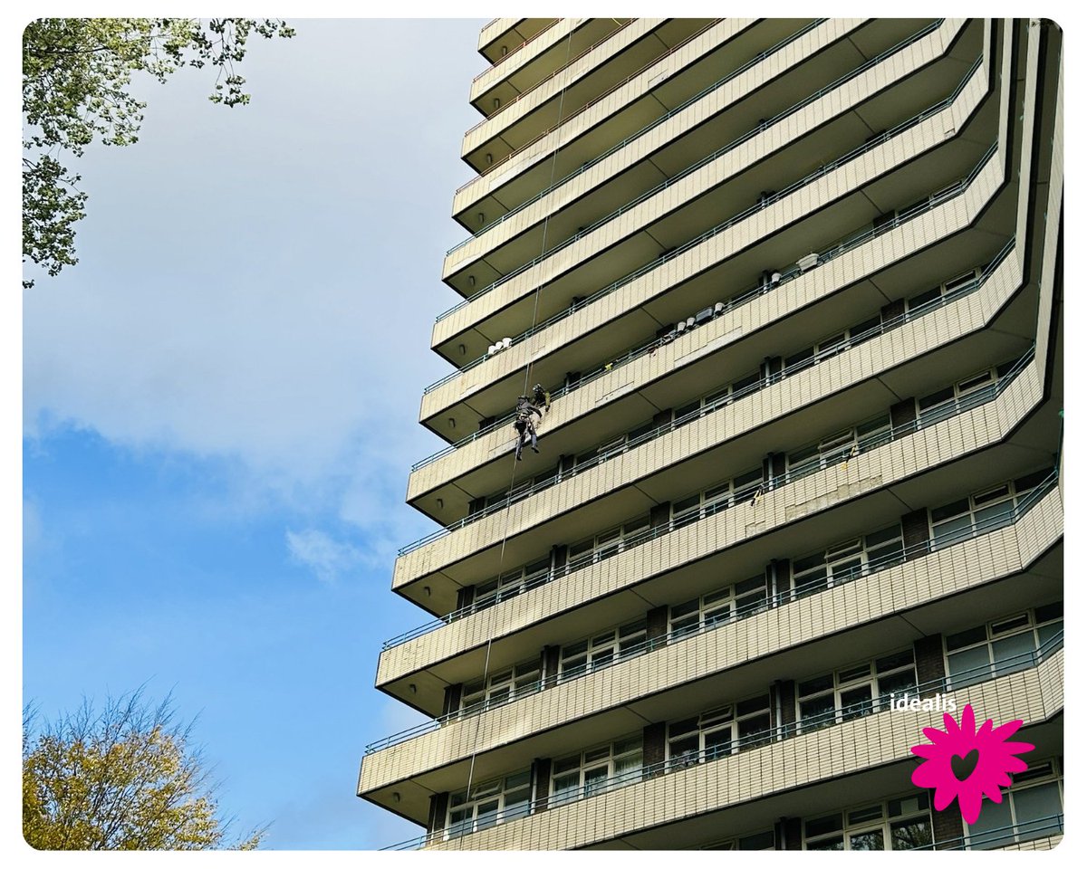 Goed onderhoud voor onze complexen komt in allerlei soorten, maten en hoogtes!

Wie de afgelopen dagen naar sterflat Hoevestein keek, zag mensen langs de gevel abseilen. Een bijzondere hobby? Nee, het zijn specialisten die loszittende tegels verwijderen. Veiligheid boven alles!