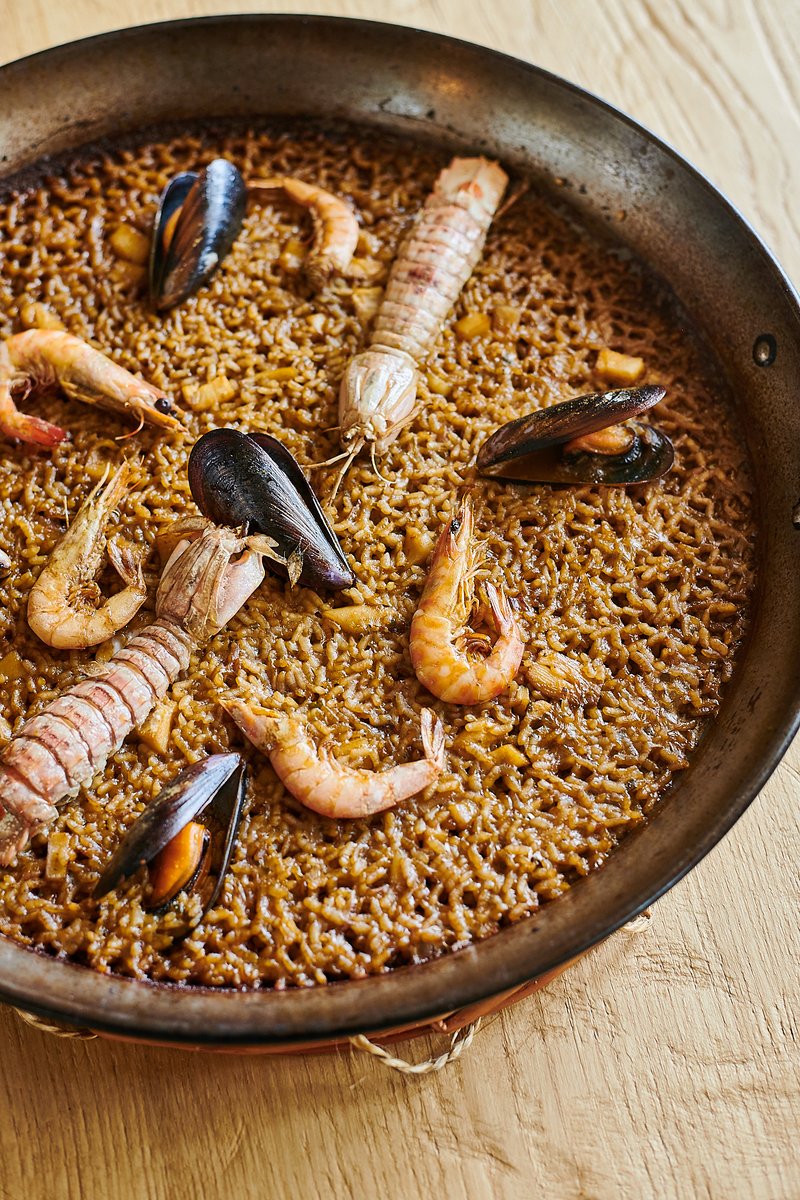 Nuestros arroces reinterpretan la tradición con técnica y alma mediterránea.
---
Els nostres arrossos reinterpreten la tradició amb tècnica i ànima mediterrània.

El Delta en su esencia.
🌿 f.mtr.cool/gzwyysurls
#EstrellaVerde #GuiaMichelin2025 #SomGastronomia #Deltadelebre