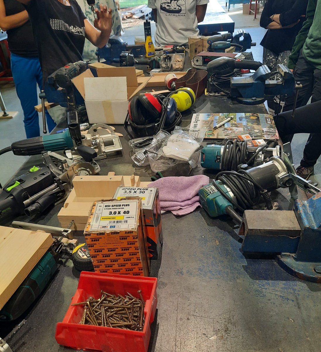 easolsones's tweet image. 👩🏻‍🔧🪵 Ben concentrades i amb moltes ganes d’aprendre, les participants del taller no mixt de fusteria continuen guanyant autonomia i confiança en l’ús d’eines i tècniques bàsiques. Un goig veure-les treballar amb tanta empenta!

#FormacióContínua