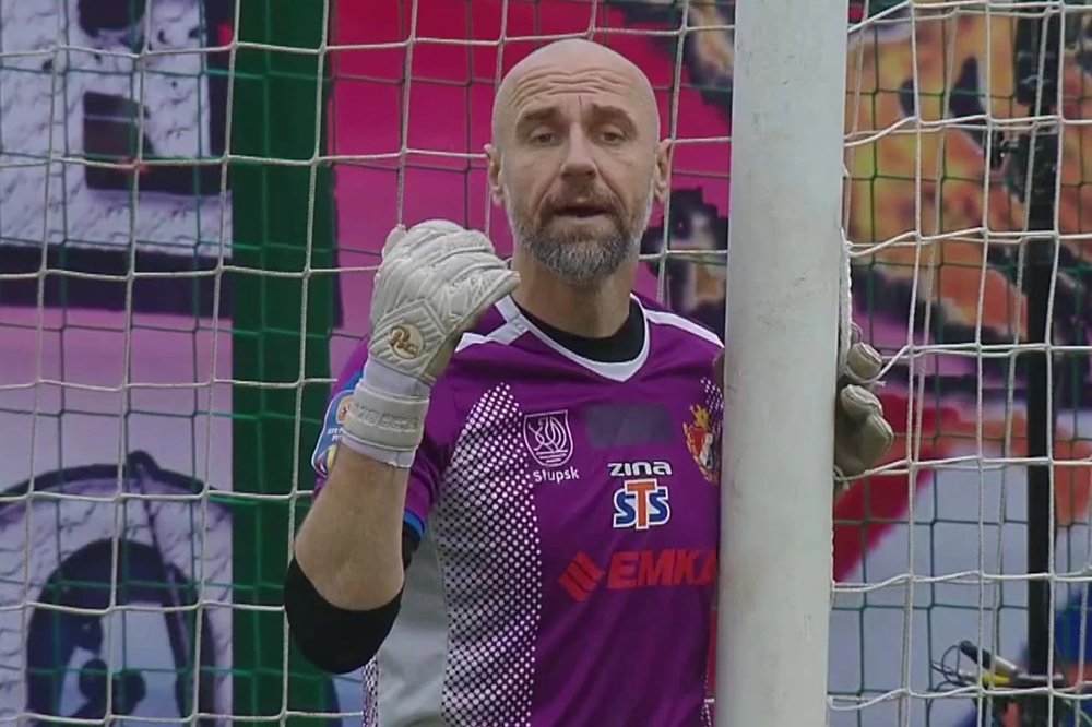 🚨 🇵🇱 Bramkarz IV-ligowego Gryfa Słupsk, Kamil Gołębiewski przed meczem z Lechem Poznań w 1/16 finału PP poszedł normalnie do pracy.

37-latek dziś rano o 5:30 zameldował się w pracy, w której zajmuje się pakowaniem i wysyłką części samochodowych 🚗 Następnie o 12:00 zaczął mecz