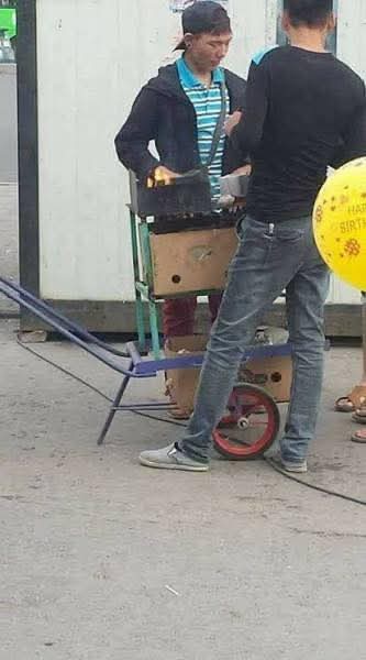 Шорлогчин бсан 2 хүү ... 
Лайвдсаар сошиол од болсон... 
Нэг нь "цэнхэр" архичин болсон бол Нөгөө нь бузрын улс төрлүү орж "улаан" шантаажчин хэрүүлч нэгэн болжээ...