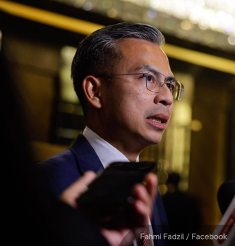 NewsBFM's tweet photo. The Communications Ministry is considering licensing at least 10 types of online games, including Roblox, which it deems unsuitable for children under 16, amid rising concerns over child safety.

"I have personally banned my children from playing Roblox and deleted the app from all devices at home," said Minister Fahmi Fadzil.

🧵1