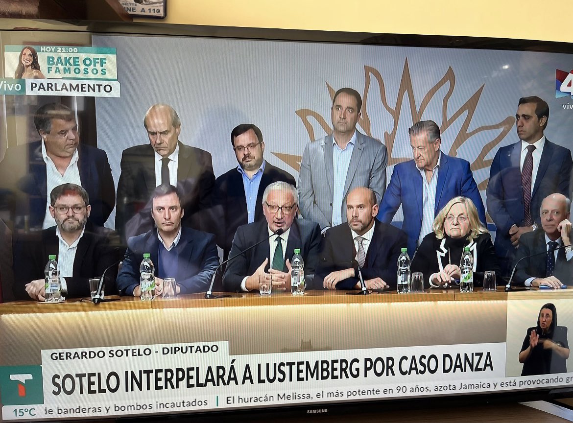 NO DA PARA MÁS.
La situación de Alvaro Danza en ASSE se ha hecho insostenible.
A la clara incompatibilidad entre ser Presidente del Directorio del prestador público de salud y empleado de mutualistas que contratan y convenian con la Institución que dirige y representa, en clara