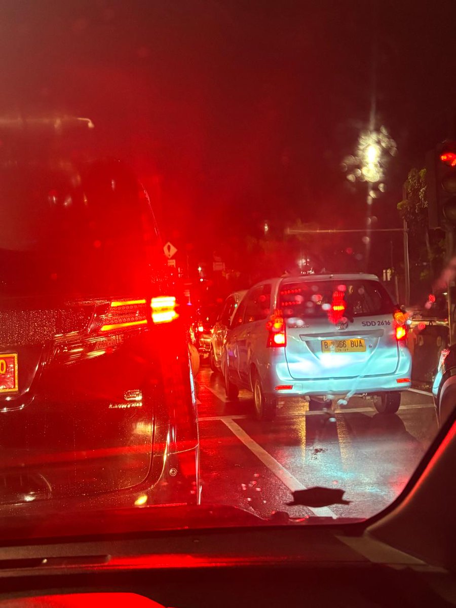 Yuniew's tweet photo. @TMCPoldaMetro lampu merah mampang prapatan, mobil di jalur Trans Jakarta mau lurus, kita yang mau putar balik jadi gak bisa. https://t.co/cxBLRRH97t