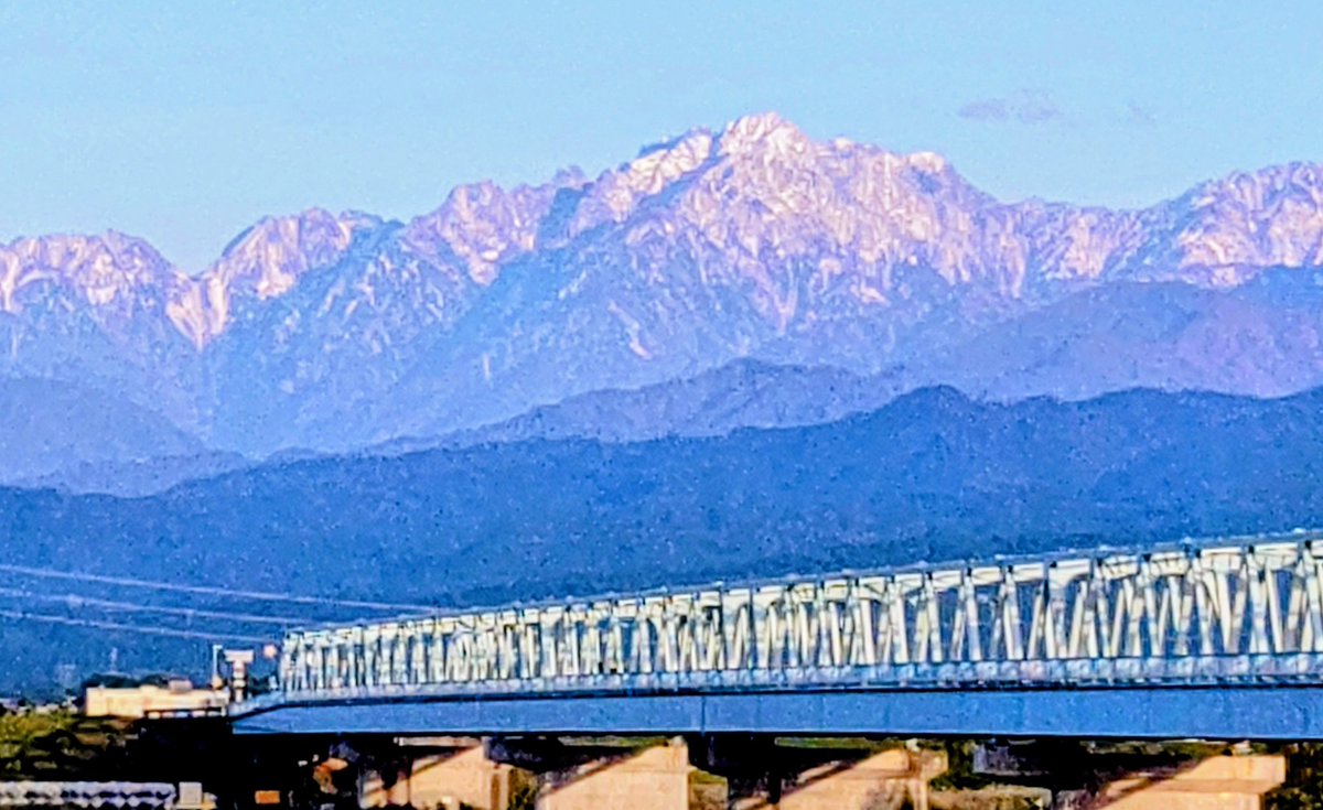 劔岳が昨日初冠雪🏔️
冬の訪れです❄️

#立山連峰
#劔岳