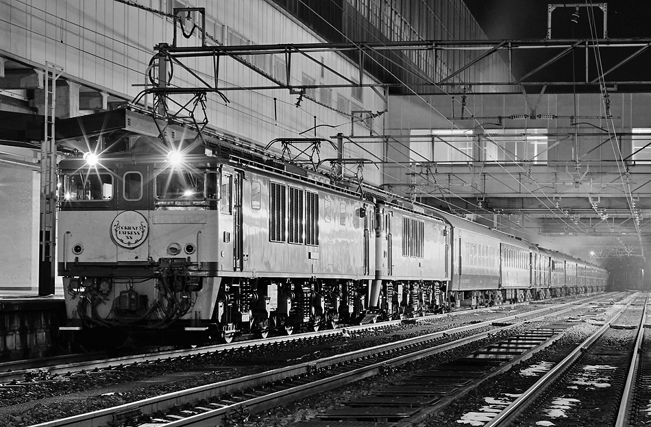長岡駅で出発を待つ「ORIENT EXPRESS '88」。牽引はEF64 1030＋EF64 1029の重連総括。上越国境を越えてEF65 1011が構える高崎までひた走る。
そしてこの日の夕方から伝説のフィナーレへ。
9702レ 1988年12月23日撮影
