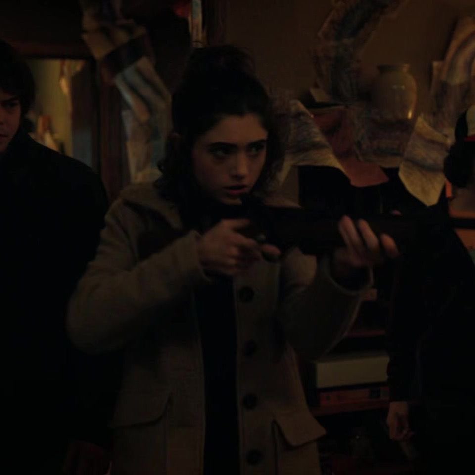 djokingg's tweet photo. giving her a gun was the best thing the duffers have ever done https://t.co/mY89Z5PyTZ