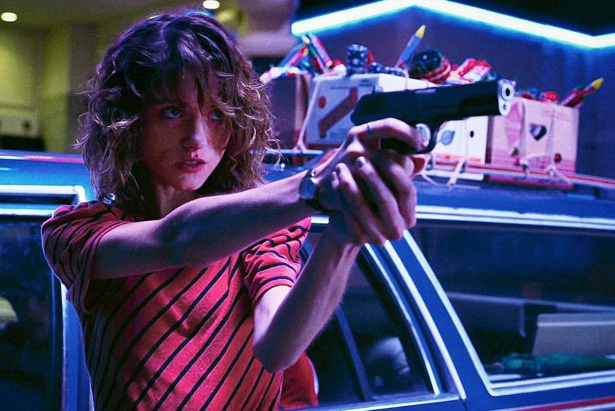 djokingg's tweet photo. giving her a gun was the best thing the duffers have ever done https://t.co/mY89Z5PyTZ