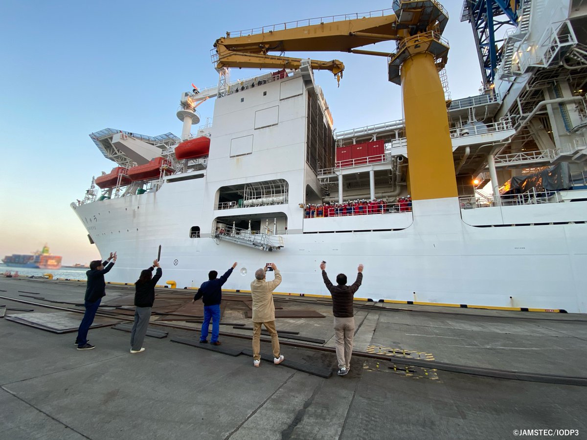 Chikyu_JAMSTEC's tweet photo. 30 Oct. サイエンスチームが乗船し、#IODP3 Exp.502研究航海へいざ出陣‼️
#Chikyu は本日16:15に仙台港を無事出港しました🚢
今回の航海では、東北地方沖の「プチスポット」と呼ばれる海底の小規模な火山の活動について調べます🧐
#JAMSTEC #Exp502 https://t.co/Eo59KYXMbV