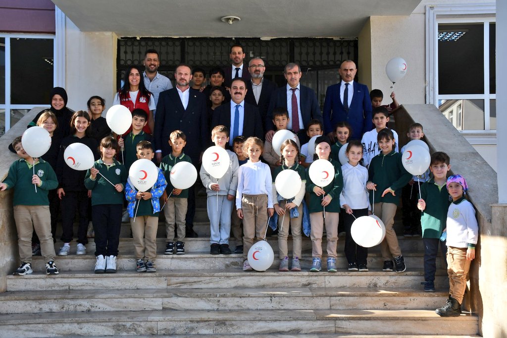 Kızılay Haftası kapsamında, Başiskele Kızılay Derneği tarafından Yuvacık İlkokulu ve Ortaokulunda düzenlenen  etkinliğe Kaymakamımız Dr. Soner ŞENEL, İlçe Milli Eğitim Müdürü Murat ŞENDOĞAN, Başiskele Kızılay Derneği Başkanı Oğuzhan KELEŞ, öğretmenler ve öğrenciler katıldı.