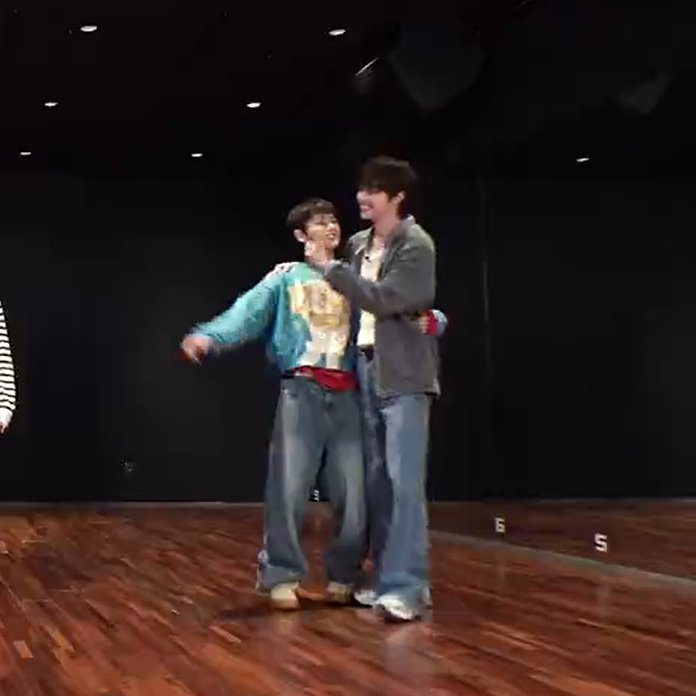 aiueju's tweet photo. Crying over the cutest height difference https://t.co/QvFE0YGZG1