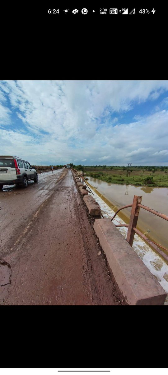 YashLande16's tweet image. 🚨The bars of the bridge near Kothari village on the Chandrapur-Alapalli highway are worn out and  completely protruding. Due to heavy traffic of iron ore from Surjagad. It is clear that this highway has weakened and the highway is in danger of collapse. so far no action taken