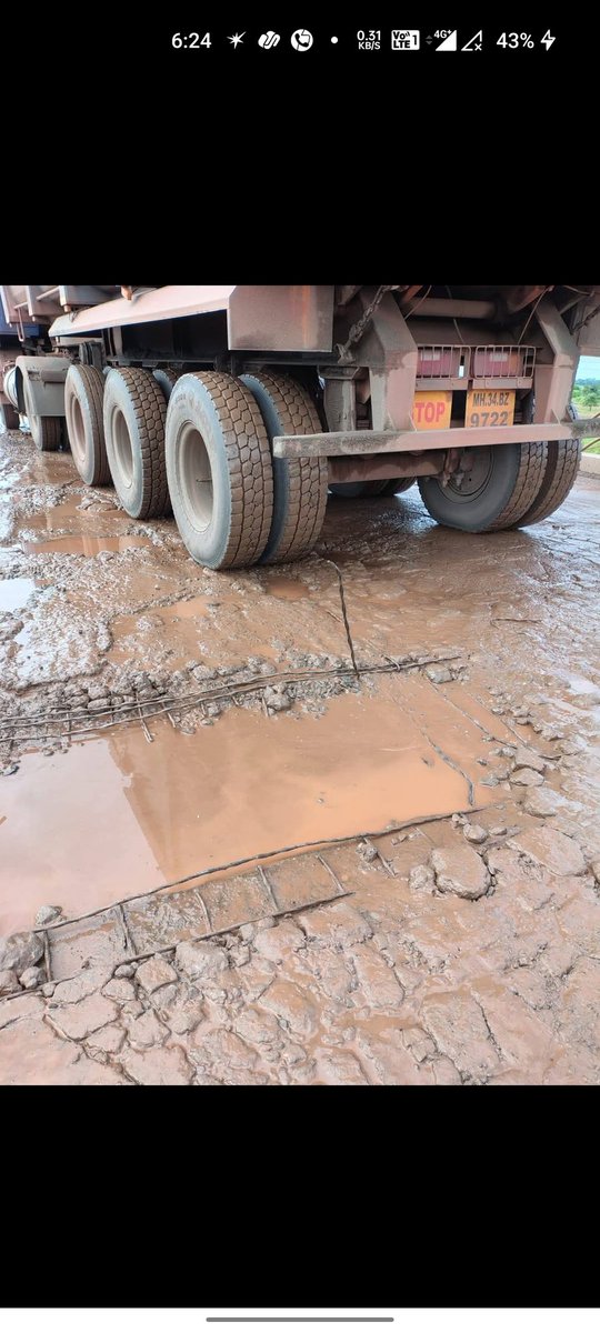 YashLande16's tweet image. 🚨The bars of the bridge near Kothari village on the Chandrapur-Alapalli highway are worn out and  completely protruding. Due to heavy traffic of iron ore from Surjagad. It is clear that this highway has weakened and the highway is in danger of collapse. so far no action taken