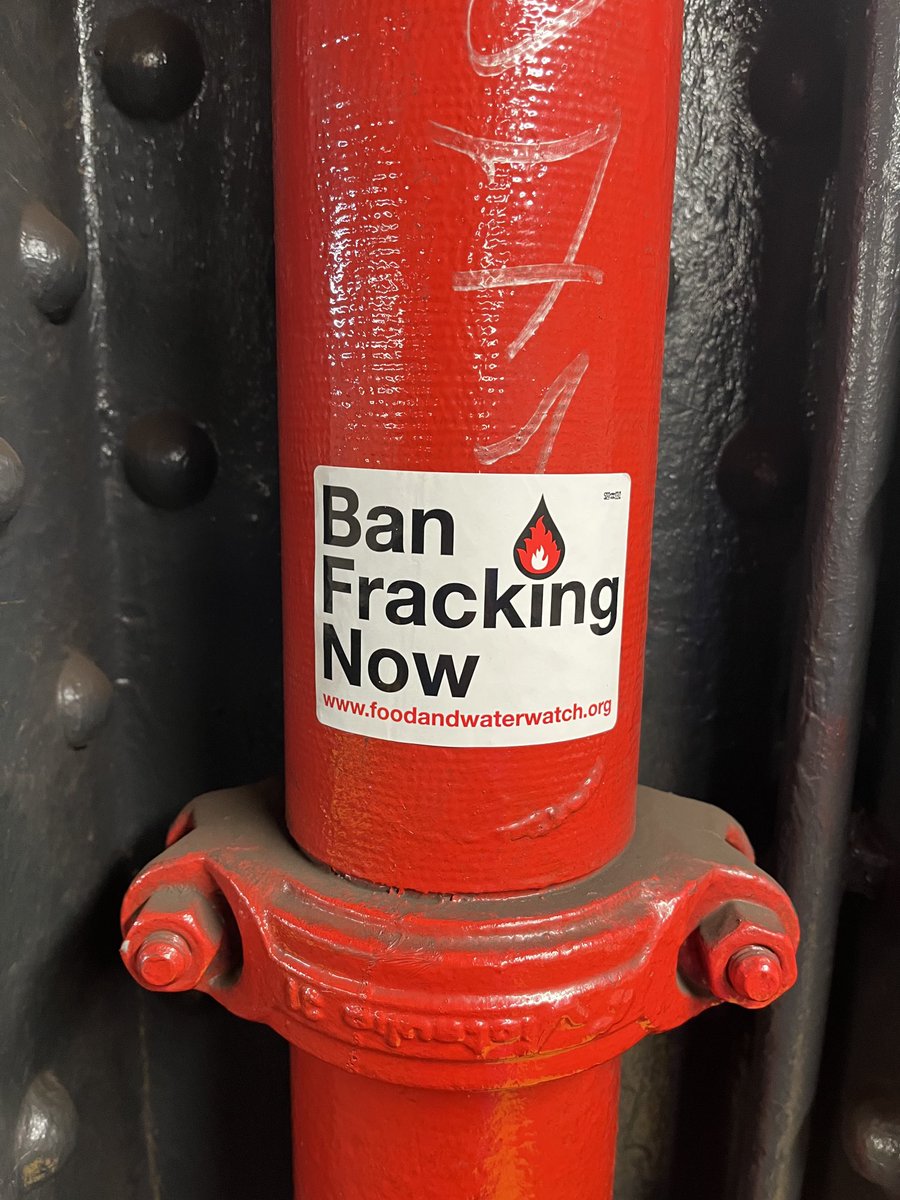 EricWeltman's tweet image. THANK YOU to this pipe in the Court Street subway station in Brooklyn for joining the struggle to #BanFrackingNow!