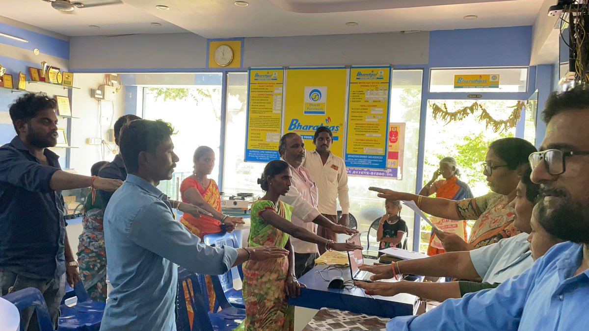 Brundavangas's tweet photo. We conducted vigilance awareness pledge with our delivery boys and office staff and customers in the showroom. https://t.co/1Ov0V8PBDG