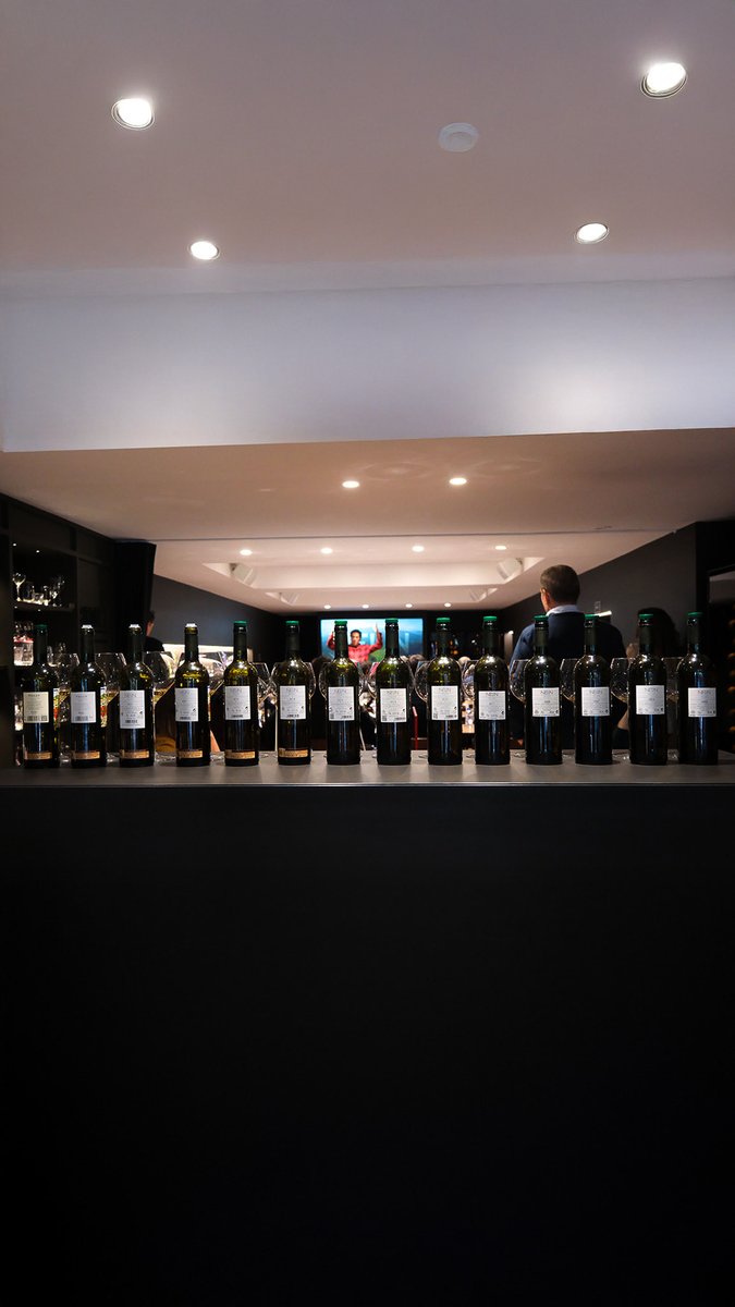 Si ayer compartíamos algunos de los momentos más especiales de la cata, hoy queremos aprovechar estas fotografías para agradecer a todas las personas profesionales del sector que nos acompañaron en esta experiencia única.. 🍷✨

#primerasmarcas #nelin #closmogador