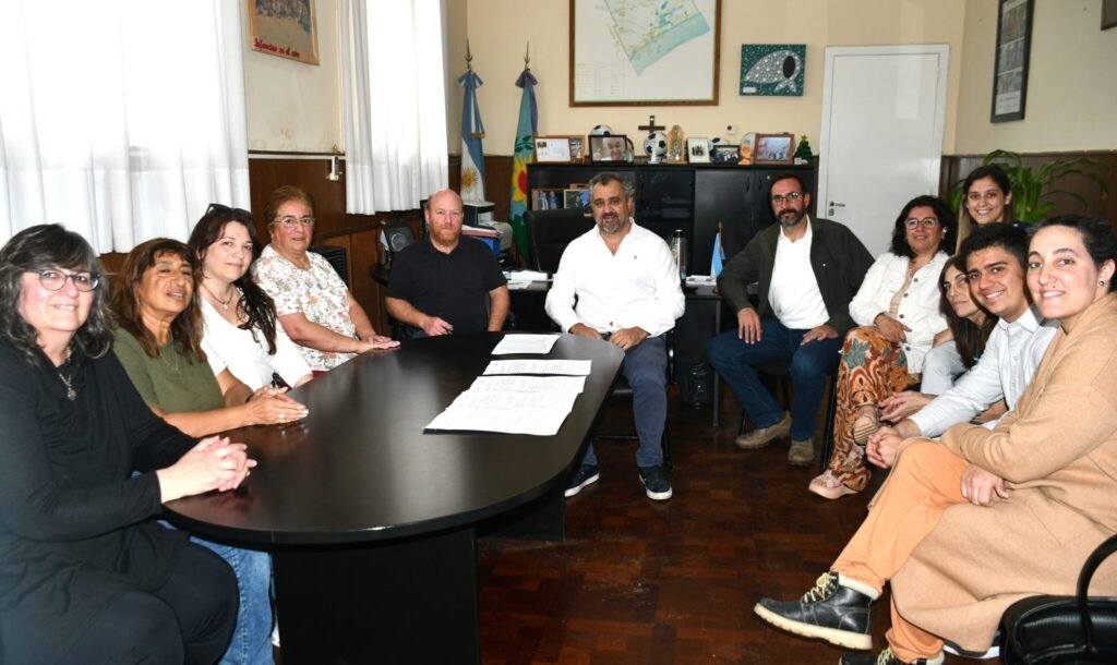 AgenciaComBA's tweet photo. 🔄Mar Chiquita pone en marcha el Programa de Recolección de Aceites Vegetales Usados
https://t.co/Ioy4Cs0Rz0
#ProgramadeRecoleccióndeAceitesVegetalesUsados #escuelas #AVUs #ComBA #MarChiquita #CoronelVidal #WalterWischnivetzky #GeneralPirán #EdgardoVeble @WWischnivetzky https://t.co/nYrE7zGFh3