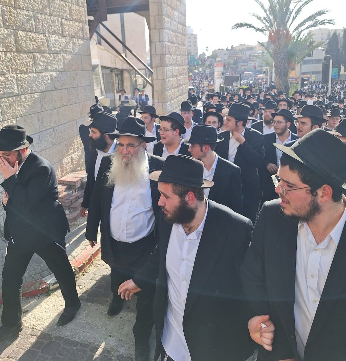 menachem04's tweet photo. תלמידי ישיבות חב"ד לא מבזבזים רגע אחד וכבר הקימו במתחם העצרת דוכנים להנחת תפילין לעוברים ושבים ורכישת אות ב'ספר התורה של ילדי ישראל'. אלופים https://t.co/4D6PgPombT