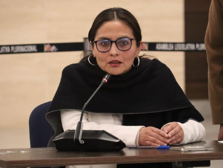 JeanineAnez's tweet photo. La ex vocal Claudia Castro, hoy procesada, intenta evadir la cárcel alegando enfermedad.

Sin embargo fue ella quien obedeciendo al poder político privó injustamente de libertad a muchas personas inocentes,  entre ellas a mí.

Quienes abusaron de la justicia para servir al poder, deben ahora responder ante la ley, como cualquier ciudadano. La verdadera justicia debe alcanzar a todos, incluso a quienes la manipularon.

En mi caso, actuó de oficio para firmar que "nada acreditaba que yo hubiera sido presidente" y con ese argumento arbitrario me envió a juicio ordinario.

No se trató solo de una decisión personal.  Fue una muestra de cómo el poder político se infiltra en la justicia para perseguir a quienes pensamos diferente.

Recuperar la independencia judicial es indispensable para que algo así no vuelva a repetirse en Bolivia.