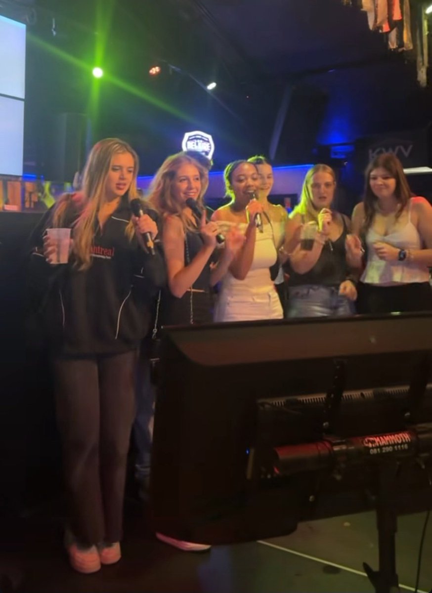 Листаю в инсте пост клуба а там мои соседки отжигают в караоке
Я вчера видела как они тусить собирались.
Девочкам по 17-18 лет,мои соседки умные и смелые и я ими очень восхищаюсь.
Если б не эти девочки,хз как бы тогда все кончилось.