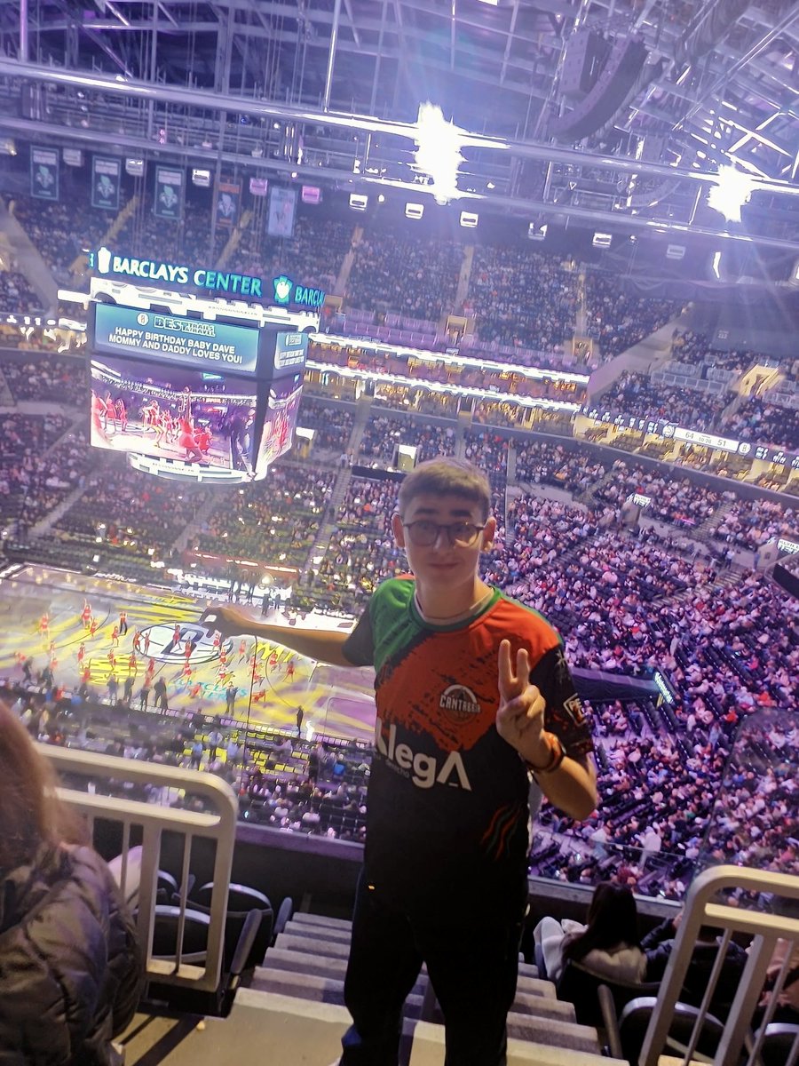 VeteranosTorre's tweet photo. Nuestro tertuliano Fabio en Brooklyn viendo la @NBA con su camiseta del @GrupoAlegaCant 
🏀🏀🏀
#veteranos #baloncesto #torrelavega #cantabria #primerafeb https://t.co/M02G82LQS7