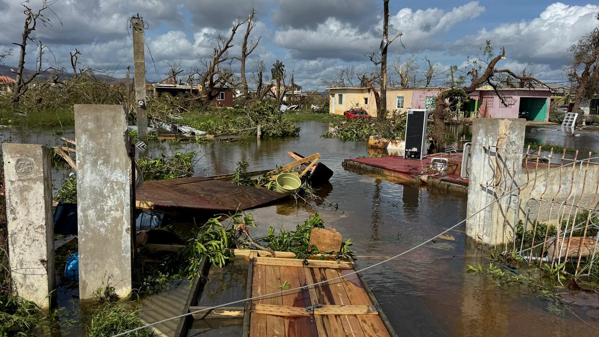 New video shows the absolute devastation caused by Hurricane Melissa in Jamaica’s Saint Elizabeth Parish, as residents recount their terrifying experiences of the Category 5 storm. weather.com/storms/hurrica…