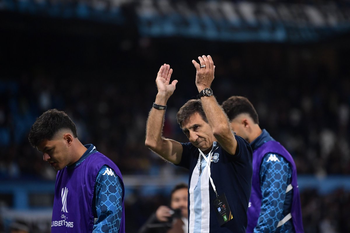 elprimer_grande's tweet photo. Gustavo Costas hizo que este gigante dormido se levantara otra vez. Fue él quien extirpó la idea de competir y mentalizó a todos de que Racing tiene que ganar. No defraudó a nadie. https://t.co/4DmLcL3UEo