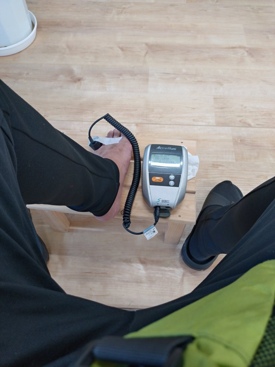 initial33a's tweet image. 労災の診断書をいただくため病院へ
お医者さまから、レーザー当てて細胞活性化することで、骨が引っ付く時間が半分くらいになる❗️
と言われて、早速チャレンジ。
20分待つだけ。
休業中は毎日通院することにした。
結果はいかに？？