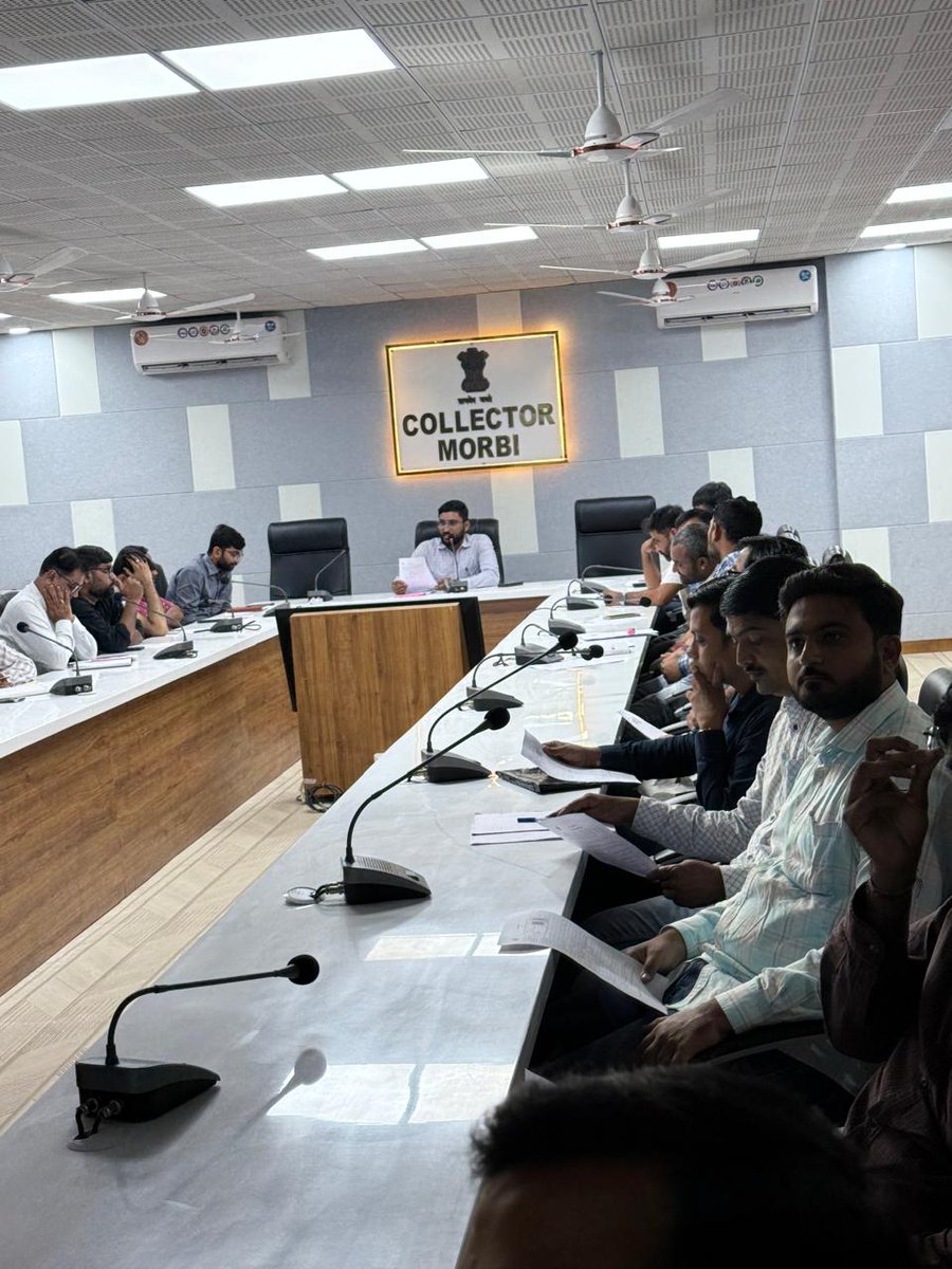 📢 ૬૬-ટંકારા
SIR ની કામગીરી બાબતે ERO શ્રી ની અધ્યક્ષતામાં આજે તારીખ ૩૦/૧૦/૨૦૨૫ ના રોજ બપોરે ૦૩:૦૦ કલાકે તમામ AERO શ્રી, ALMT, BLO-સુપરવાઈઝરશ્રી, તેમજ નાયબ મામલતદાર (મતદારયાદી)ની તાલીમ નું આયોજન કરવામાં આવ્યું.