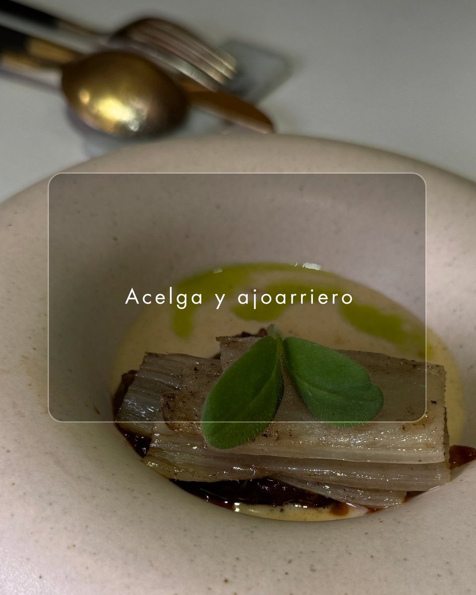 Textura cremosa, sabor delicado y ahumado irresistible.
Acelga y ajoarriero, una combinacion que solo existe en la mente de quien se atreve.

#SukaldeanAitorSantamaría #AcelgaYAjoArriero #SaboresDeSiempre #CocinaDeAutor