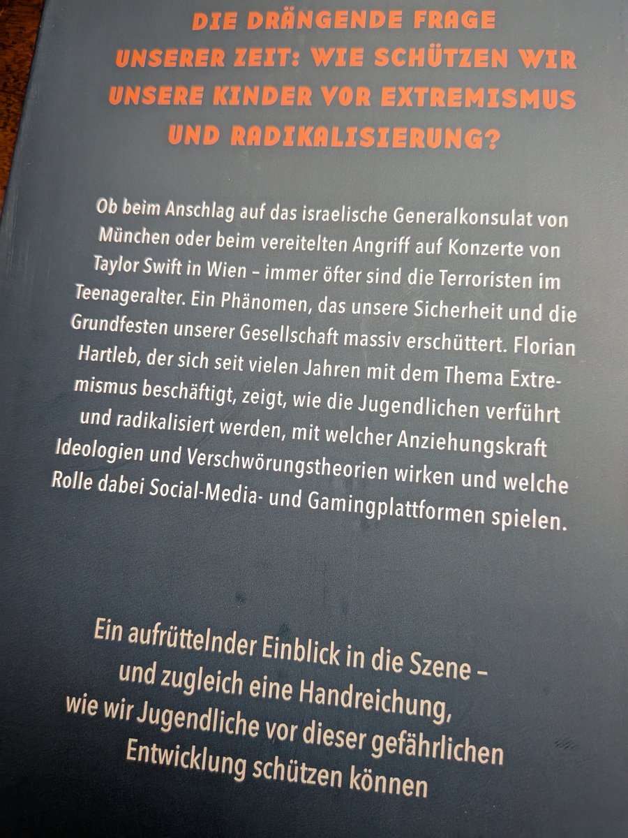 PeterRNeumann's tweet photo. Immer mehr Terrorverdächtige sind Teenager. Ich hatte das zuerst in *Die Rückkehr des Terrors* thematisiert. Mein Kollege Florian Hartleb hat jetzt ein kompaktes Buch dazu geschrieben, was hervorragend erklärt, Parallelen zieht + konkrete Handlungsvorschläge macht. Empfehlung!👇 https://t.co/WTuPzp3vcD