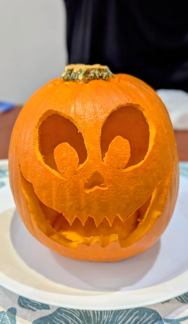 Iv_y____'s tweet image. My pumpkin doesn’t look scary at all 😅🎃💛 #CuteNotScary #PumpkinVibes #HalloweenMood
