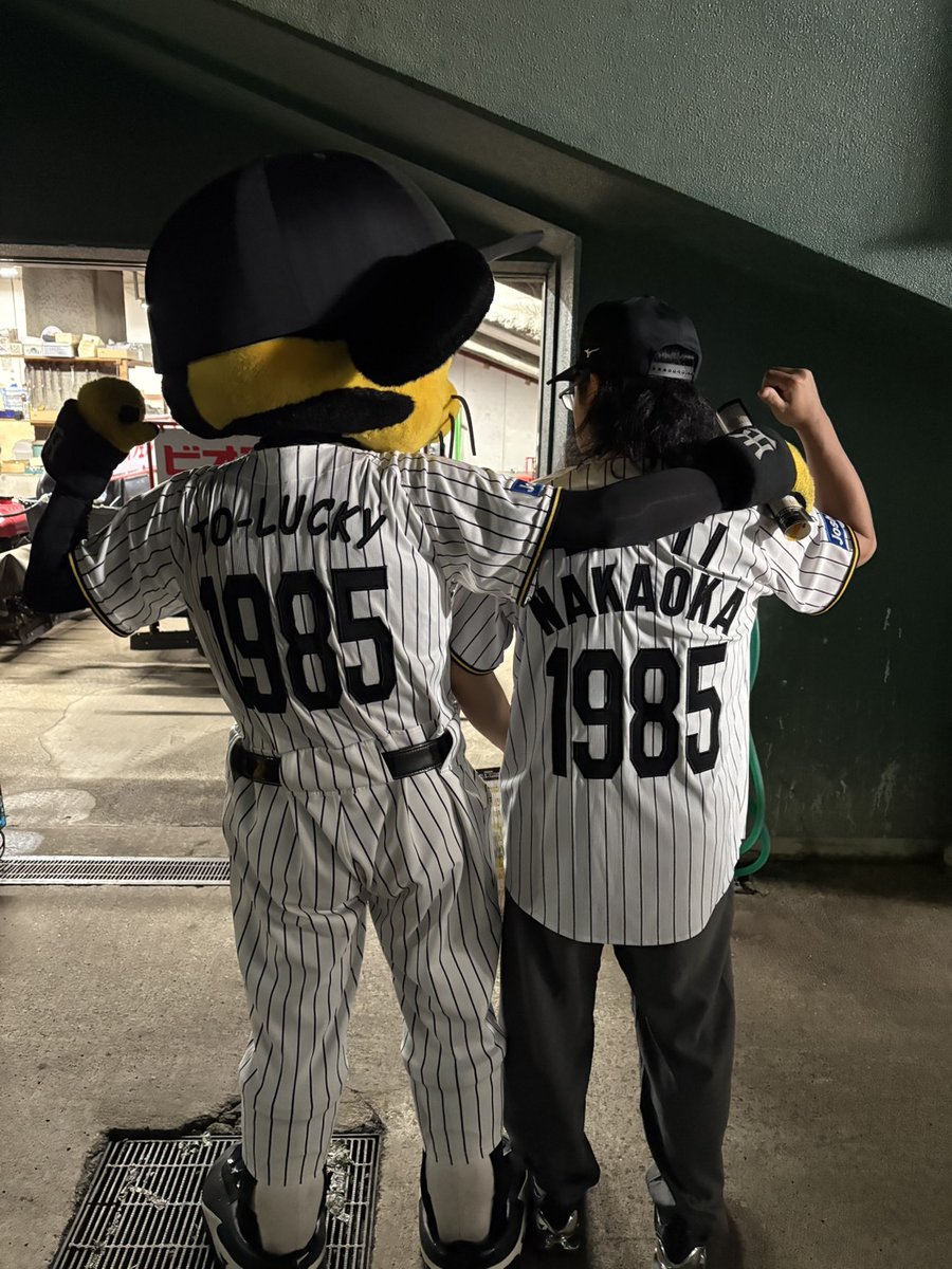 焼肉屋で
大山のファインプレーで
ネギを焦がし
村上投手の魂のリリーフで
２個目のネギを焦がし

阪神ファンとして心焦がし燃え尽きました

ギータ凄すぎソフトバンク強い！
おめでとうございます！

藤川監督１年目に素晴らしいチームでした。ありがとうございます！

もう今年は応援できないのか〜