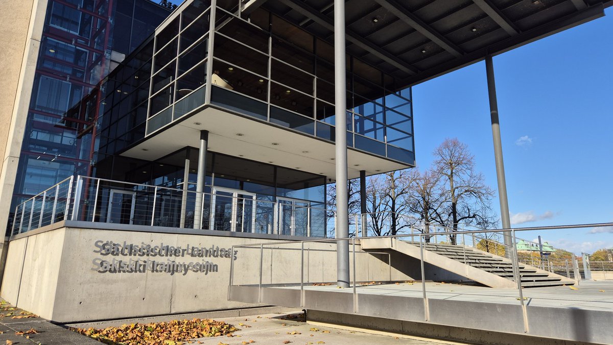 Die Abgeordneten entscheiden heute im Landtag über Anträge für einen Masterplan Südwestsachsen, zur Stabilität der Stromnetze, zur Schulpolitik in #Sachsen, zur Spurensicherung sowie zu einem AfD-Parteiverbot. Livestream: landtag.sachsen.de/livestream