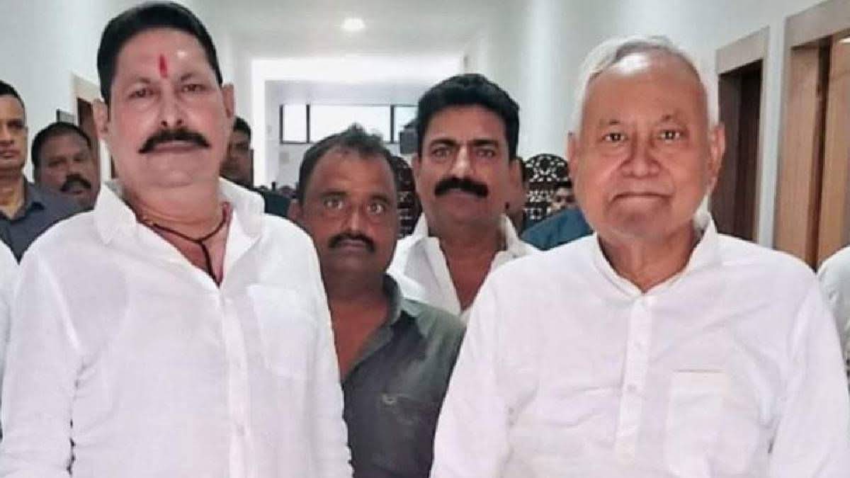 दलितों और पिछड़ों की न आँखें खुली न खुलेंगी इसलिए यादव समाज अपना बलिदान देना बंद कीजिए।🙏

खबर मोकामा से है जहां जनसुराज के दलित प्रतियाशी पीयूष प्रियदर्शी धानुक के काफिले पर अनंत सिंह ने हमला किया।

राजद नेता दुलारचंद यादव ने आकर पीयूष को बचा लिया लेकिन खुद शहीद हो गए।

लेकिन