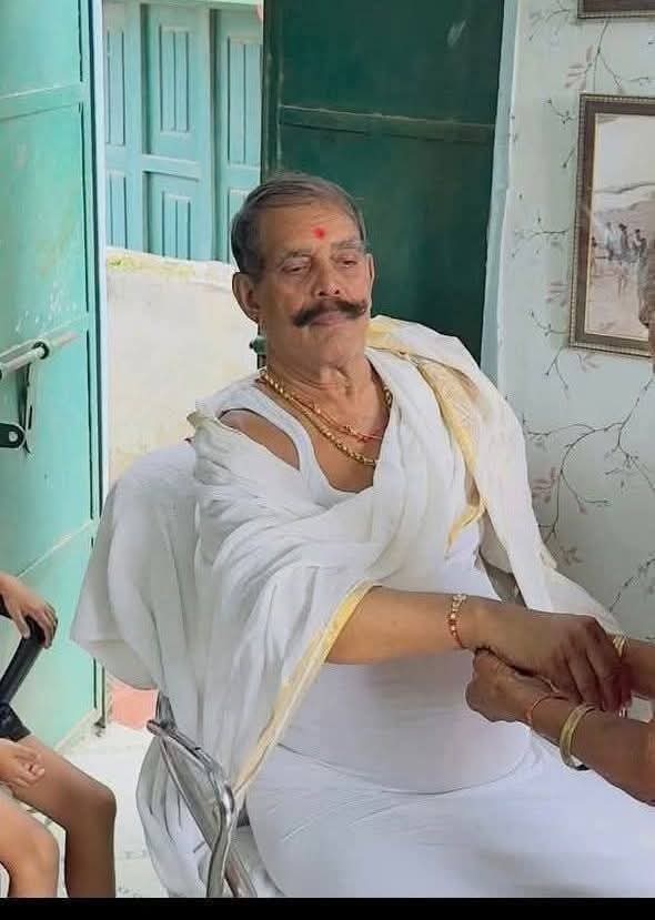 दुलारचंद यादव अपनी कुर्बानी तेजस्वी यादव को सीएम बनाने या किसी यादव को विधायक बनाने के लिए नहीं दिए है।
दुलारचंद यादव ने अपनी कुर्बानी धानुक (कुर्मी) को विधायक बनाने के लिए दिए है।
दुलारचंद यादव जन सुराज के उम्मीदवार पीयूष प्रियदर्शी जो धानुक (कुर्मी) के लिए चुनाव प्रचार कर रहे