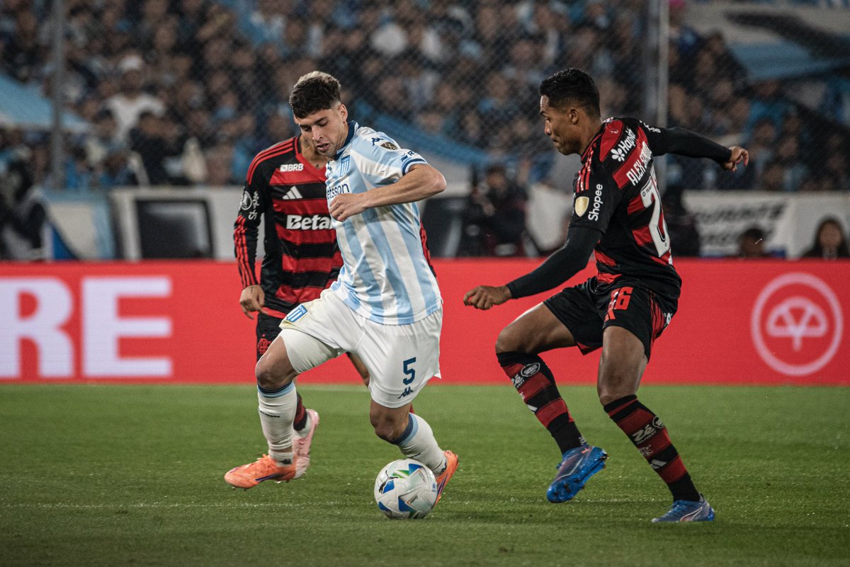Algunas cosas del partido de ayer. 

-Irreprochable copa de Costas y los jugadores. De principio a fin.
-Los dos arqueros fueron figura: uno en cada tiempo. 
-Costas apostó por Zuculini para hacer el trabajo de Sosa, entre los centrales -Zucu sufrió con Plata, pero dejó todo.