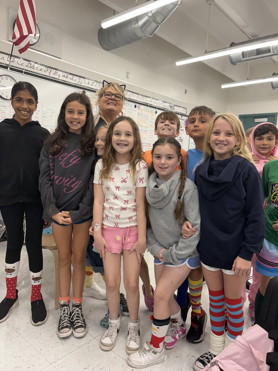 #redribbonweek today is where your mismatched/Zany outfits <a href="/VanAyresHCPS/">Van Ayres</a> <a href="/HillsboroughSch/">Hillsborough Schools</a> <a href="/HCPSArea5/">HCPS Area 5</a>