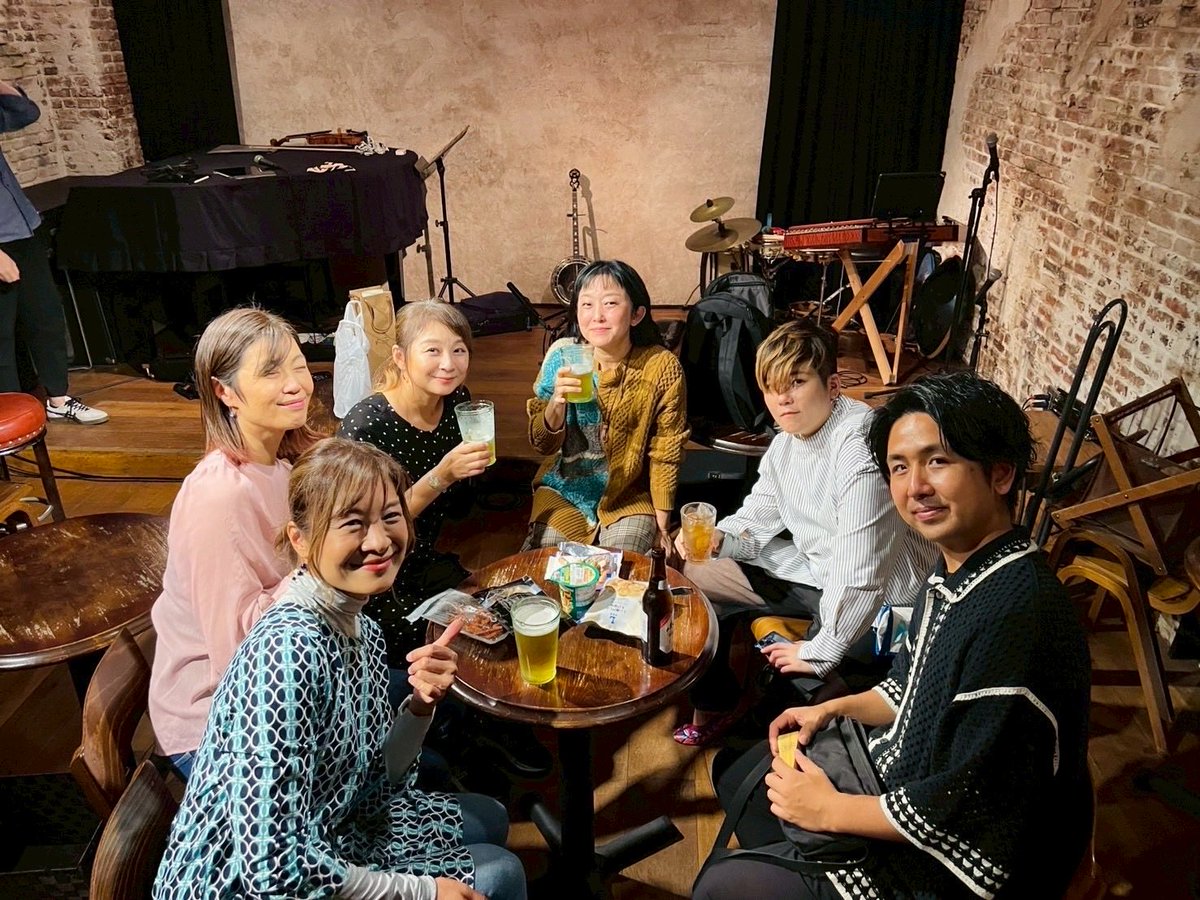 ちょっと時間が経ってしまいましたが、、、先週のチドリカルテット Stray Bird Session＠ 表参道Zimagine。
大渕愛子さんと渡辺庸介くんをお迎えしてのライブでした。フィドルとpercの組み合わせと思いきや、お二人とも色々な楽器を持ち込んでくださり多彩で幅広い音が鳴る！(続く)