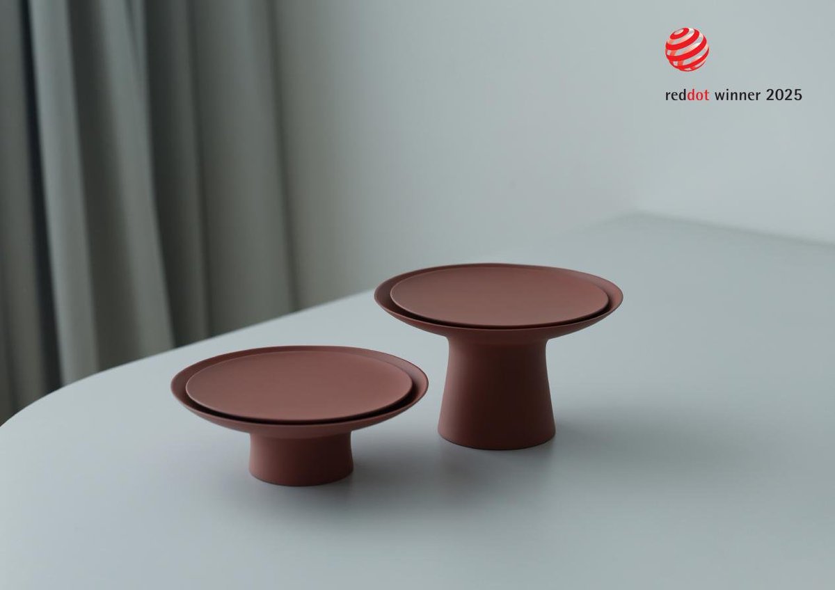BNU_SFD's tweet photo. Lu Di, a faculty member of the SFD, won the Red Dot 2025: Best of the Best Award for the design work Tray Coffee Table. Two other works — Tray Piggy Bank and Spice Grinder — received the Red Dot Winner Award.
Well done — keep up the great work!🎉💯
#reddot #designer #bnusfd https://t.co/vgb7tUL2TQ