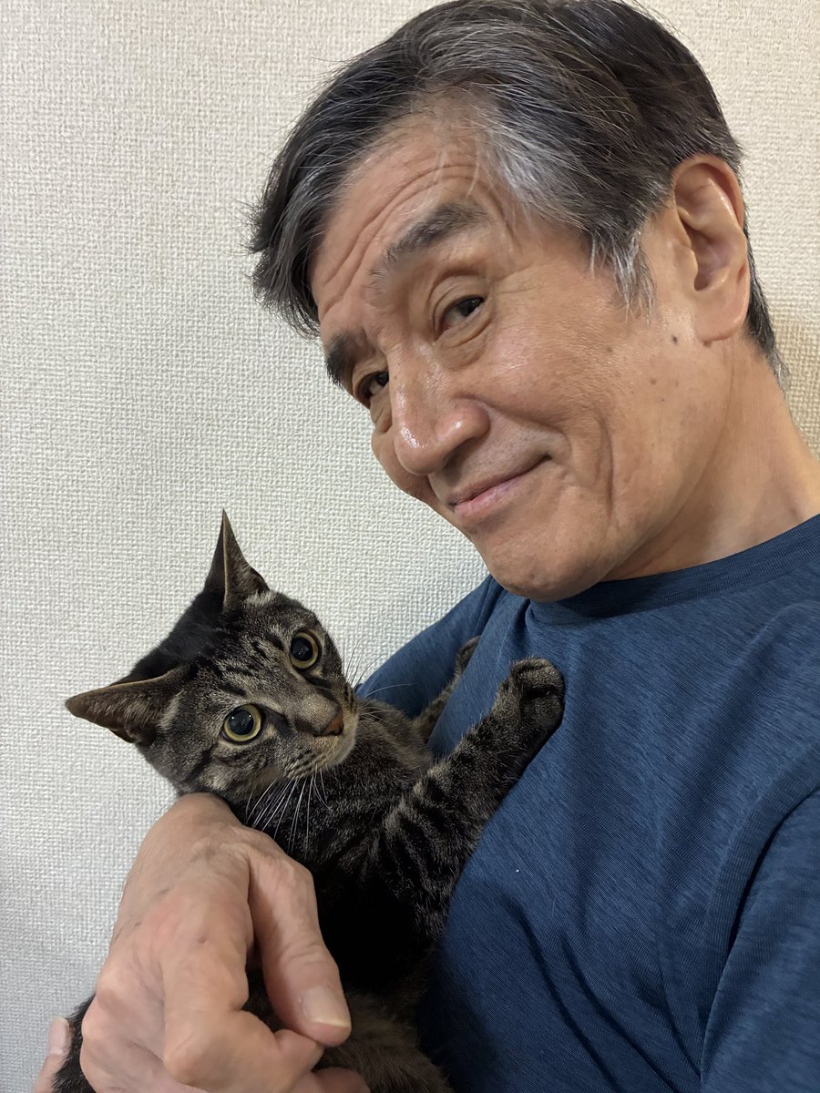 nyangunchan's tweet photo. ���日は休演日。いつもお留守番してくれてる猫が寂しがって甘えてくるので、たっぷりサービス😽
後4公演‼️お席はまだまだ余裕がございます♪
芝居と美味しいお食事で、お待ちしております☆
#ニュー・サンナイ
#大谷亮介
#吉本匡孝
#タニマサ
#藪原検校 https://t.co/iwHh09ZKol