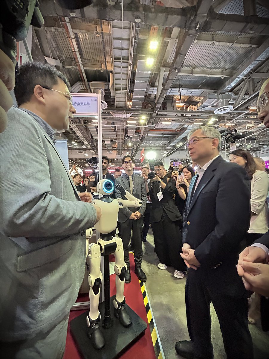 PHYBOT_Tech's tweet image. PHYBOT Shines at SWITCH 2025 in Singapore!
PHYBOT C1, the embodied intelligent companion from PHYBOT.
Singapore’s Deputy Prime Minister and the Chinese Ambassador to Singapore visited the PHYBOT booth to learn more about PHYBOT C1
#SWITCH2025 #PHYBOT #Humanoid #AI #TechInnovation