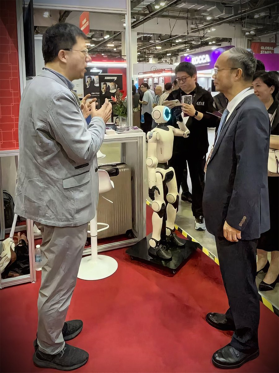 PHYBOT_Tech's tweet image. PHYBOT Shines at SWITCH 2025 in Singapore!
PHYBOT C1, the embodied intelligent companion from PHYBOT.
Singapore’s Deputy Prime Minister and the Chinese Ambassador to Singapore visited the PHYBOT booth to learn more about PHYBOT C1
#SWITCH2025 #PHYBOT #Humanoid #AI #TechInnovation