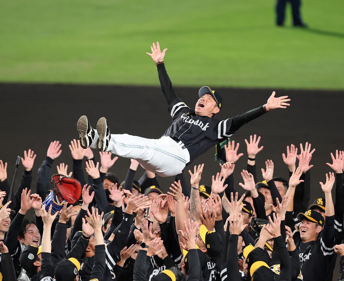 🙌】ソフトバンク・小久保監督、9度宙を舞う 5年ぶり日本一で歓喜の