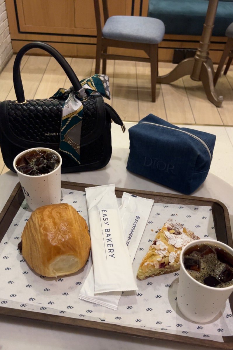 ما كنت أدري إن الوقت ممكن ينحب .. لين عشته معك ❤️.