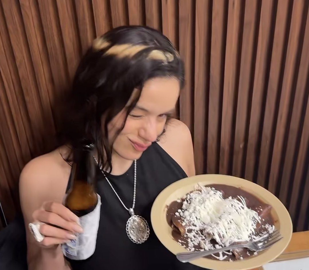 CBuburron's tweet image. rosalía cenando en la casa de toño y no en pujol u orinoco, no cabe duda que es mexicana