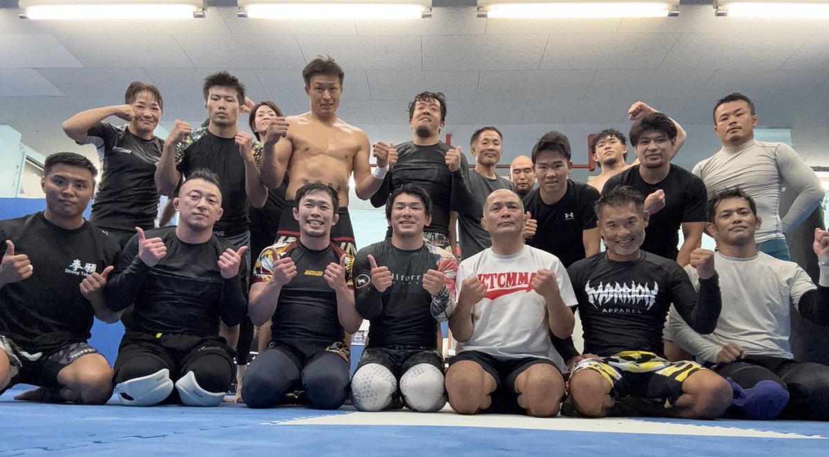 俺の中でのT-BLOODが終わった。

中3〜18年間人生の半分以上ここにいた
グレて高校行かなくてもここにいたし
仕事バックれて無職の時もここにいた笑

親父がいないから岩瀬さんは
俺にとってずっとパパだったな

実家がなくなる気持ちで悲しいけど
必ず繋ぐぜ、T-BLOOD第一章【完】