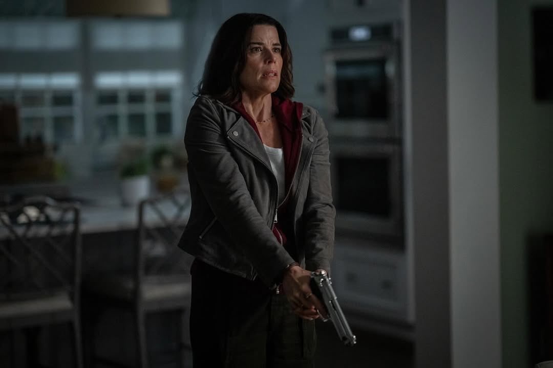 MÃE! Confira a primeira imagem oficial de Neve Campbell como Sidney Prescott em Pânico 7.