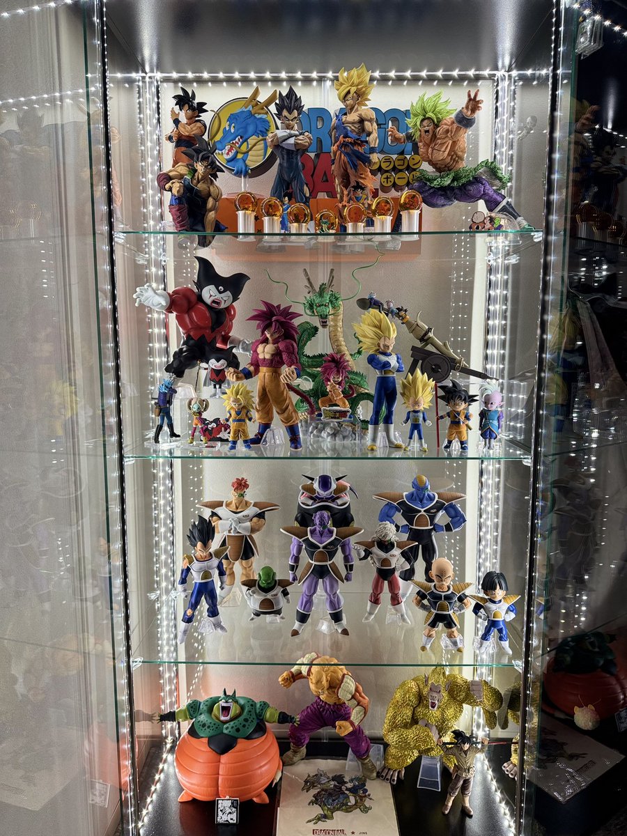 ドラゴンボールフィギュアをガラスショーケースにディスプレイ